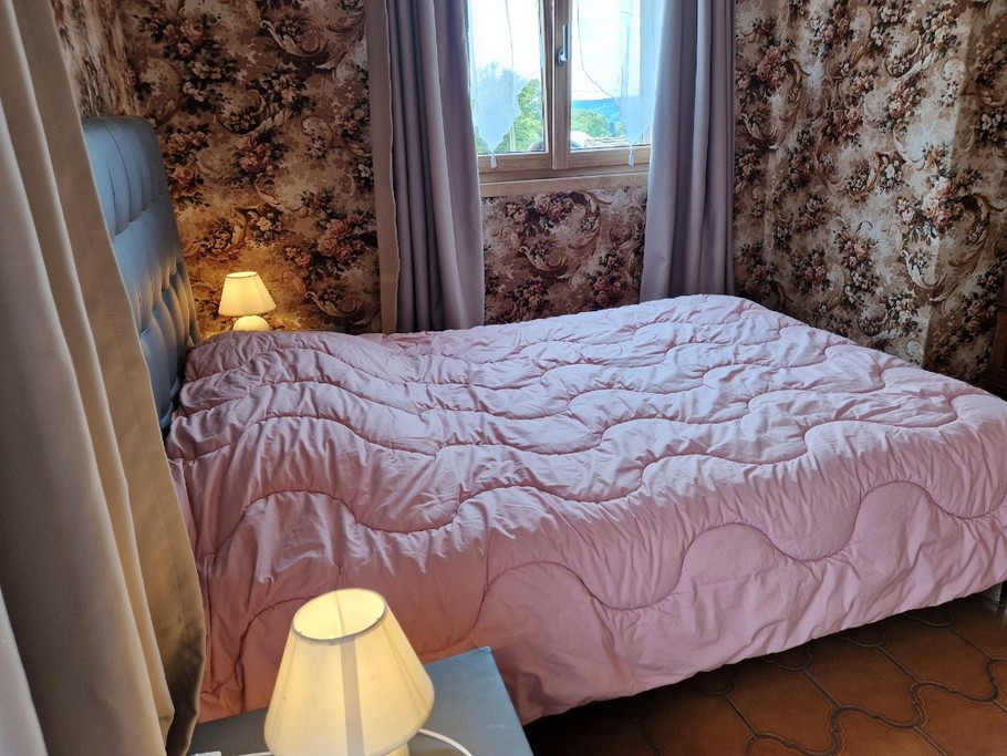 Chambre Pivoine à l'étage avec lit 2 personnes et balcon - Gîte des 4 vents à Girmont - Val d'Ajol dans les Vosges