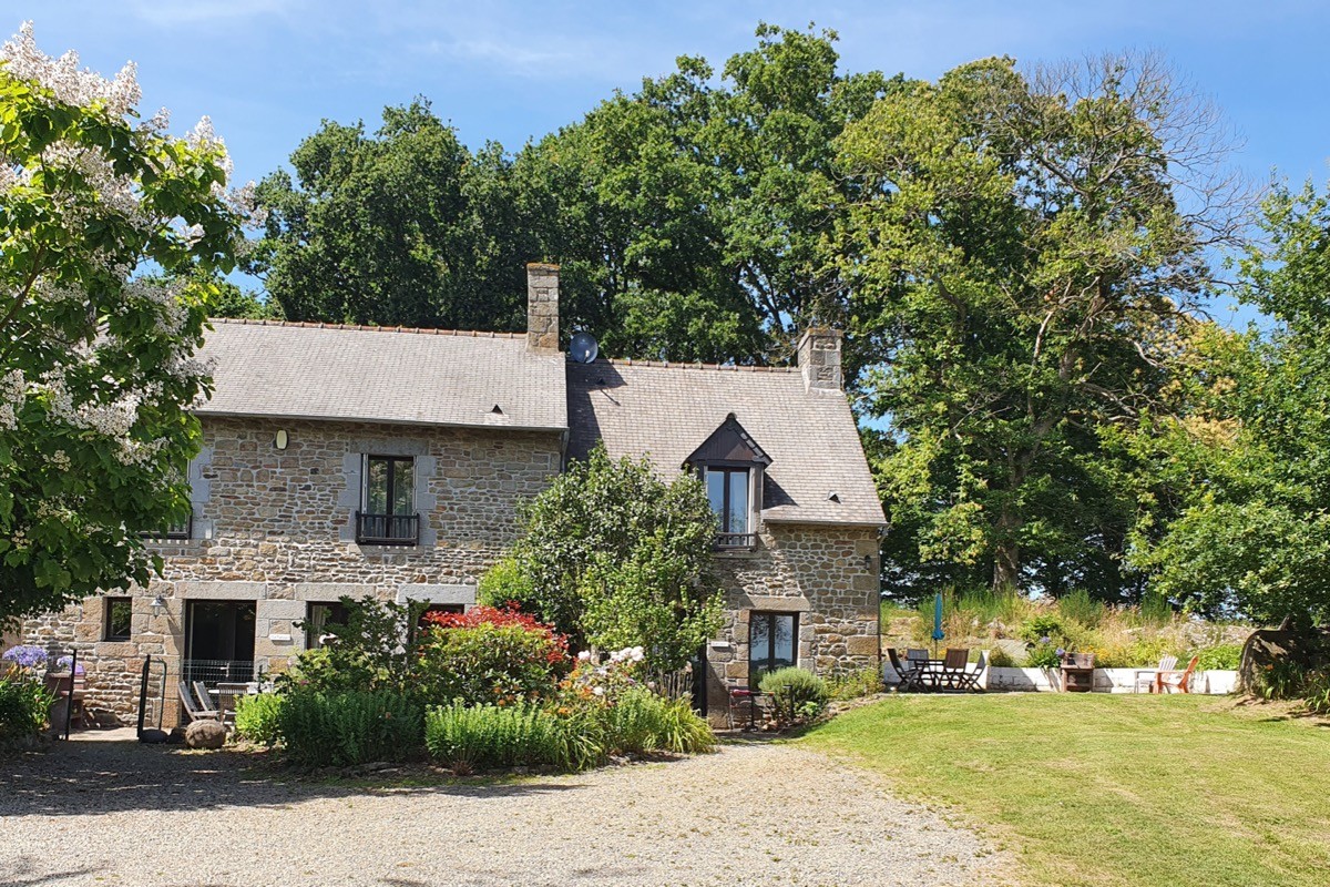 Domaine accueillant 2 gîtes labellisés Clévacances : La Rocque à gauche pour 6 personnes (3 clés), Le Coin à droite