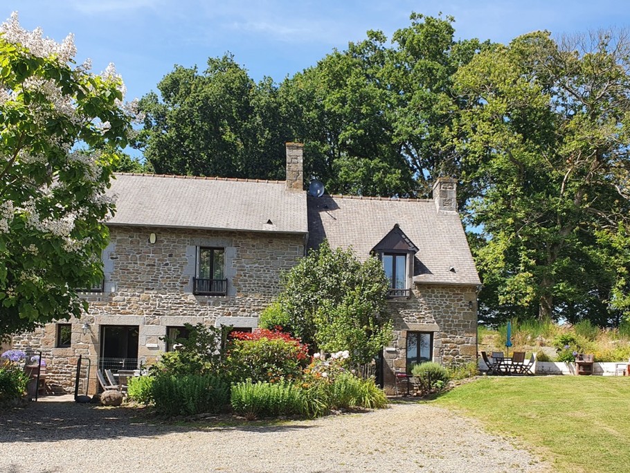 Domaine accueillant 2 gîtes labellisés Clévacances : La Rocque à gauche pour 6 personnes (3 clés), Le Coin à droite