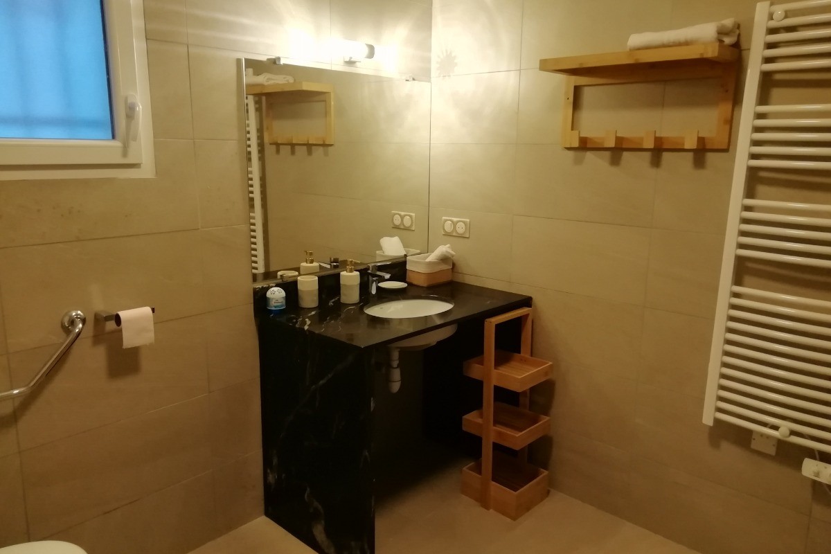 Salle de bain adapté PMR Le Pradal