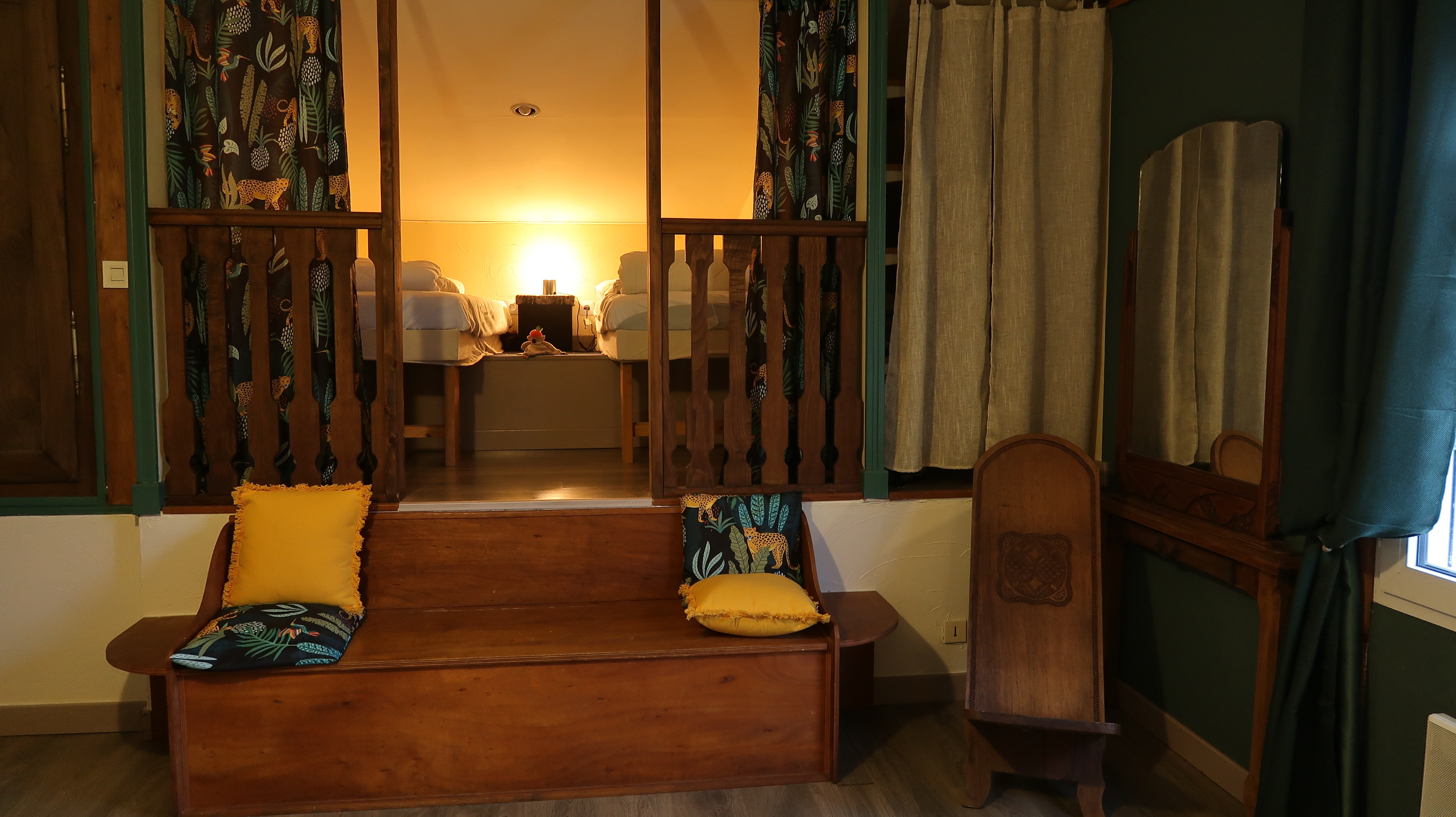 Alcove with 2 single beds