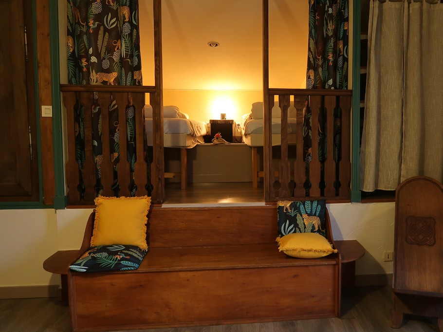 Alcove with 2 single beds
