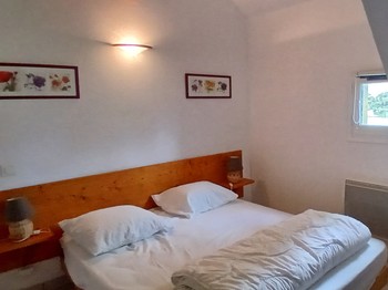Etang de Farges, Saint Germain près Herment, Chalet Bleu - Chambre avec armoire