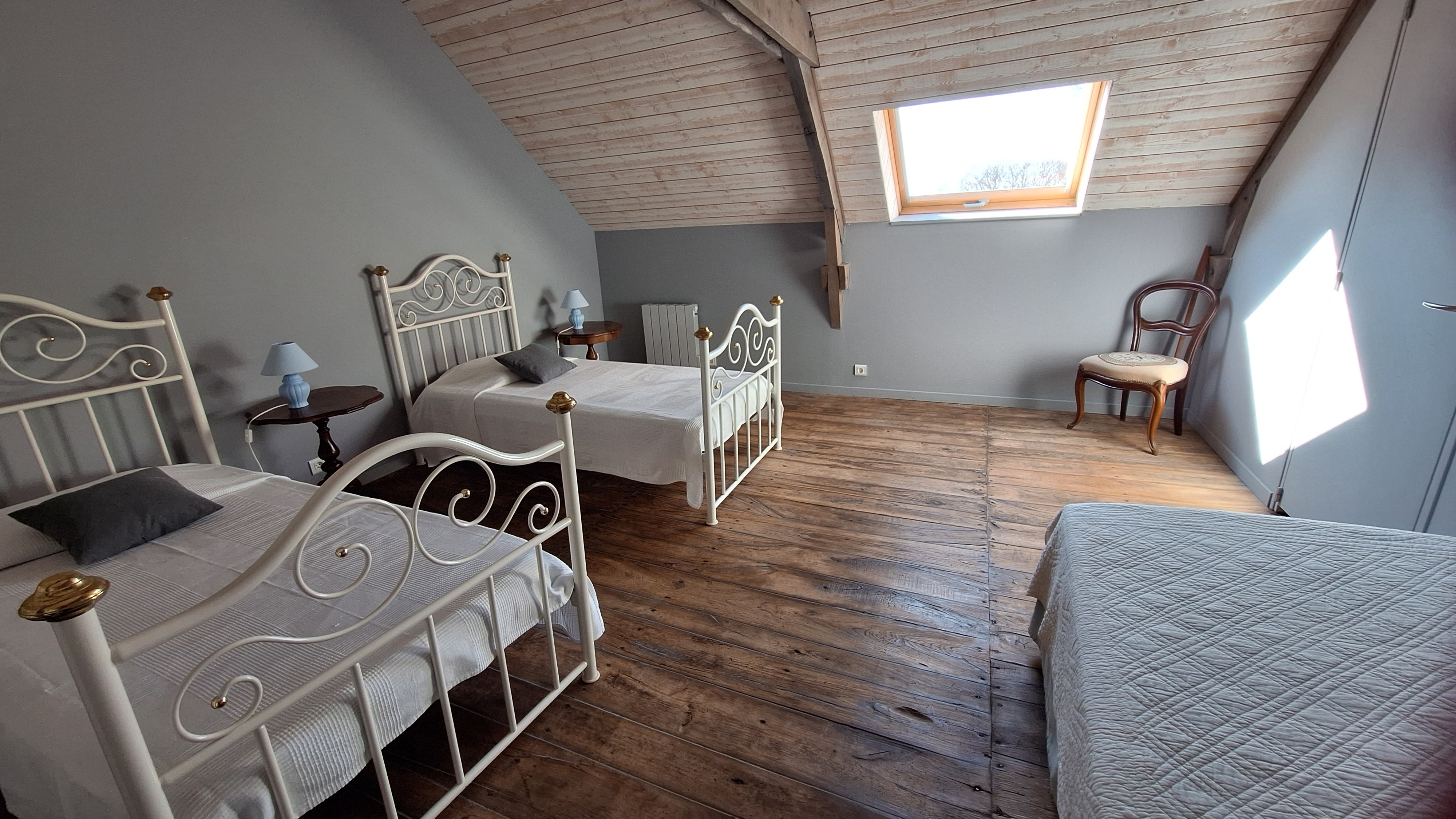Chambre triple du 1er 2tage (3 lits de 90x200)