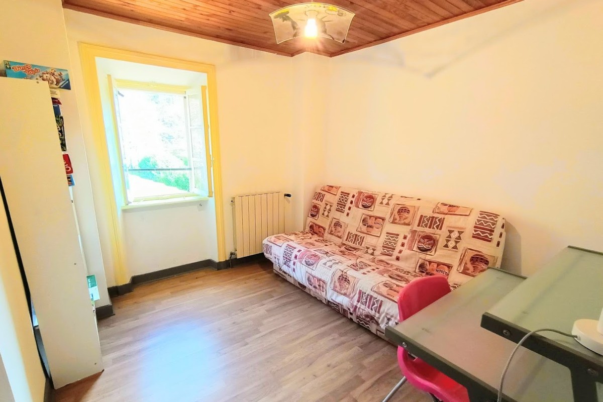 Salle détente (jeux, livres, bureau) avec clic clac