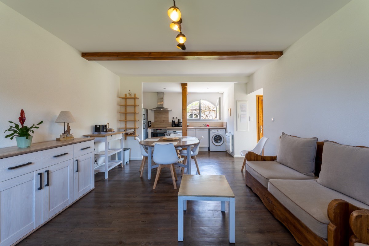 Grand espace de vie avec cuisine tout équipée....
Séjour, salon, TV écran plat