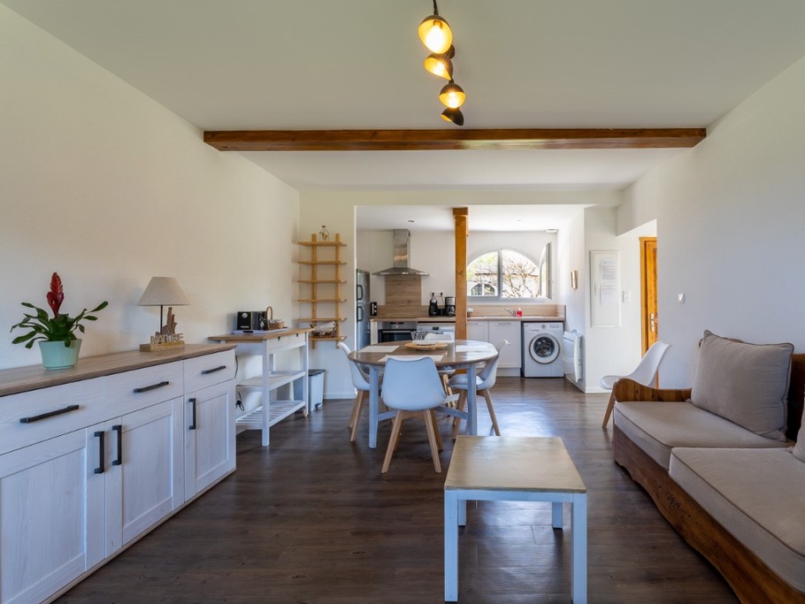 Grand espace de vie avec cuisine tout équipée....
Séjour, salon, TV écran plat