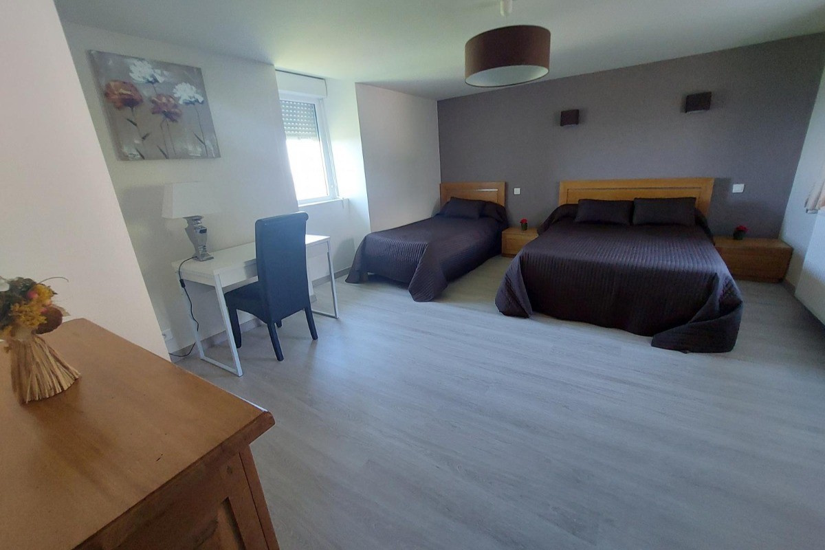 Chambre familiale avec bureau GITE LA CHARTROULLE 19 CORREZE CLEVACANCES