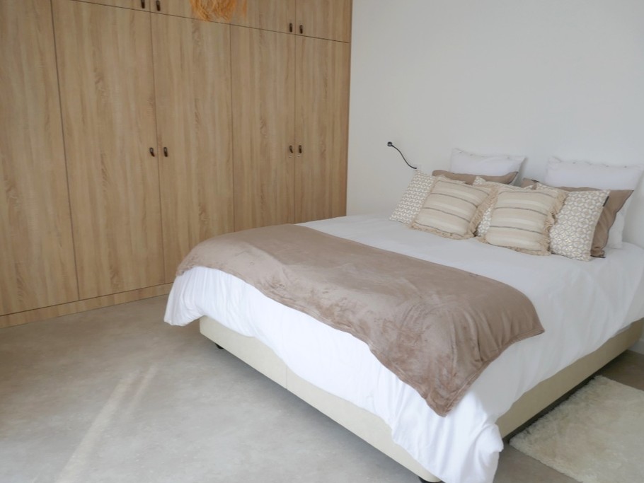 Bedroom with 180° bed