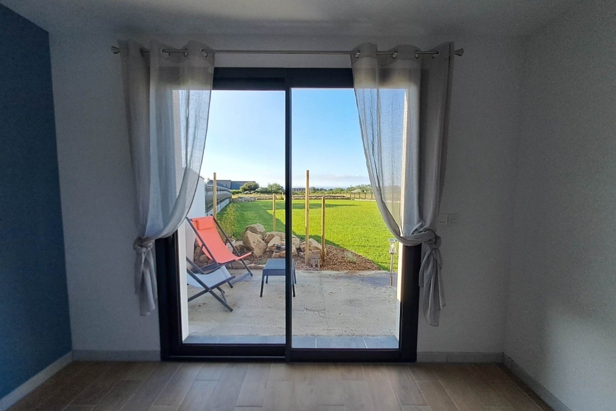 Vue de la grande chambre sur le jardin