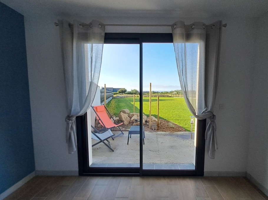 Vue de la grande chambre sur le jardin