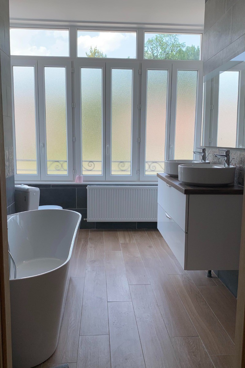 Salle de bain communicante avec la chambre (1er étage) - Le Manoir de mes Rêves à Heuchin