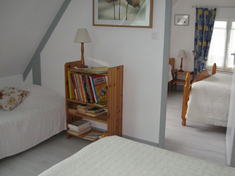 chambre rose communicante avec la chambre bleu.