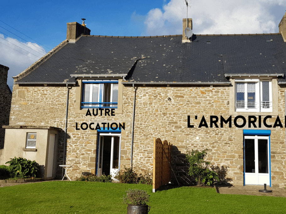 Jardin partagé avec location mitoyenne, terrasse bien délimitée par claustras en bois