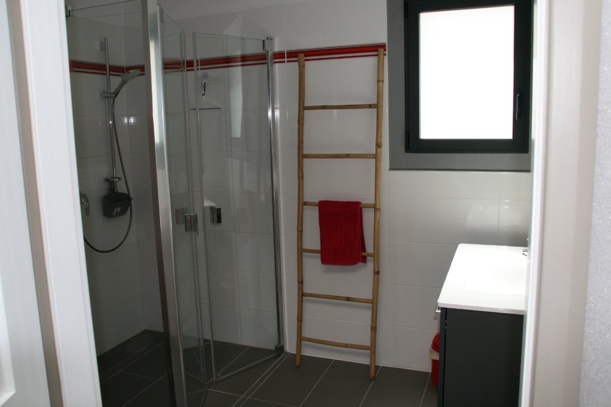 salle de douches accessible à mobilité réduite