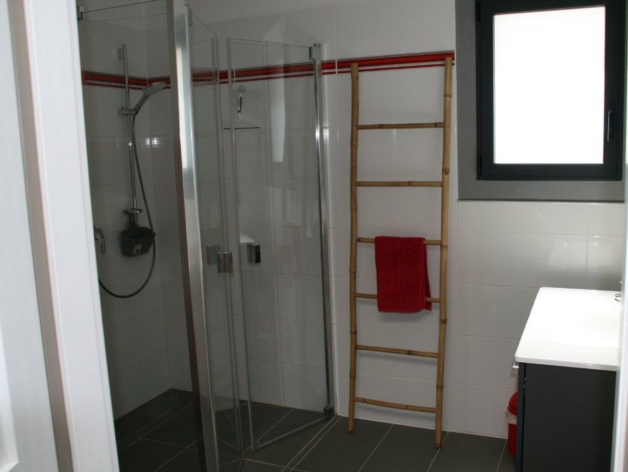 salle de douches accessible à mobilité réduite