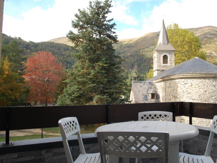 au-delà de la chapelle Sainte Marie, vous apercevez la crête de Grascoueou, le Pla d'Adet...