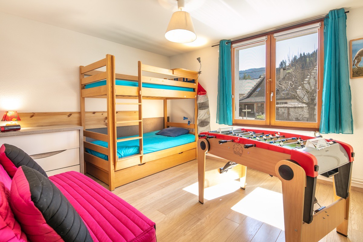 chambre avec baby foot