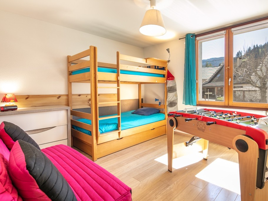 chambre avec baby foot