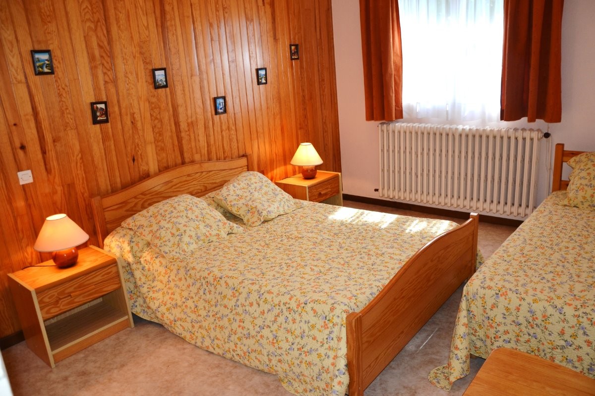 Chambre 1 avec lit 140 cm et lit 90 cm