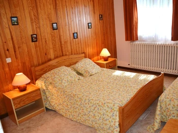 Chambre 1 avec lit 140 cm et lit 90 cm