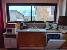 Cuisine entièrement équipée avec lave-vaisselle, micro-ondes, four