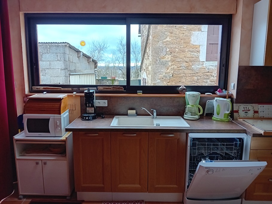 Cuisine entièrement équipée avec lave-vaisselle, micro-ondes, four