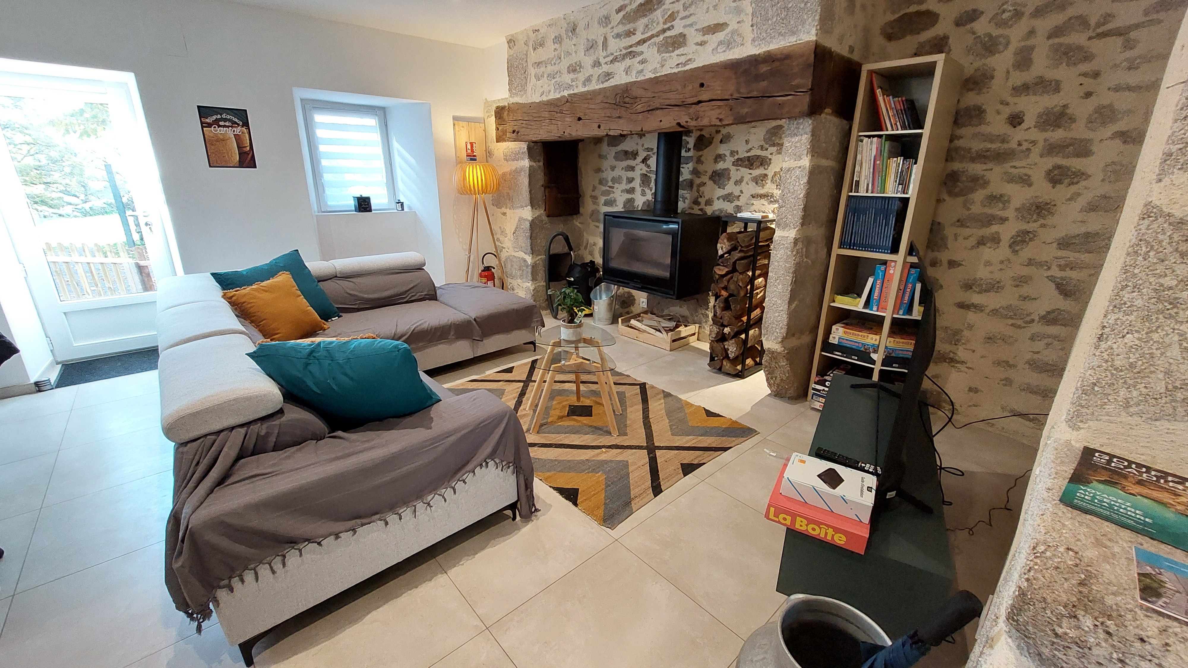 salon avec poêle à bois