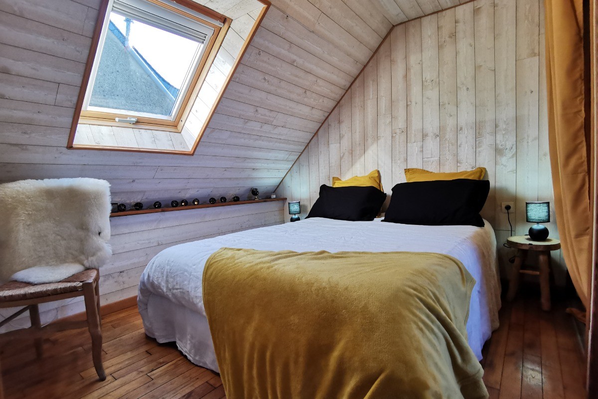 Etage: Chambre 2 avec lit 140 avec une pièce WC et lavabo communicante