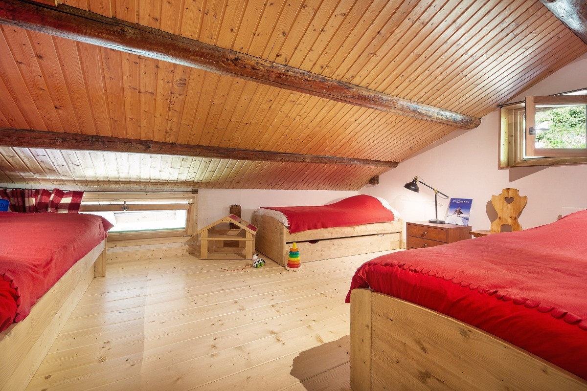 Le dortoir rouge, 4 couchages simples, dont 1 lit relevable