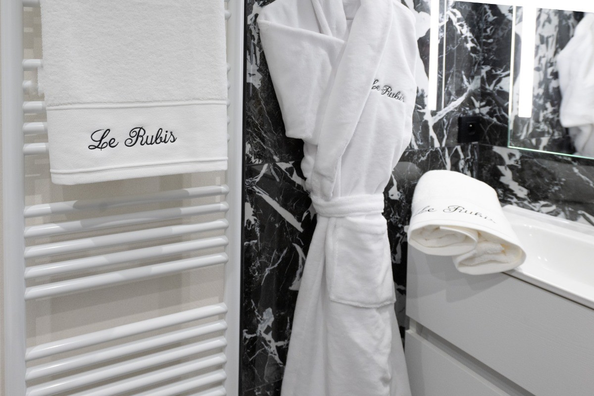 Salle d'eau avec peignoirs - Studios Belross Le Rubis