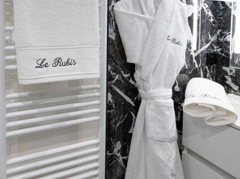 Salle d'eau avec peignoirs - Studios Belross Le Rubis