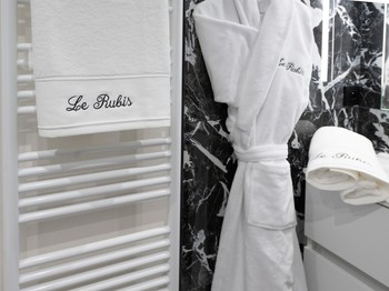 Salle d'eau avec peignoirs - Studios Belross Le Rubis