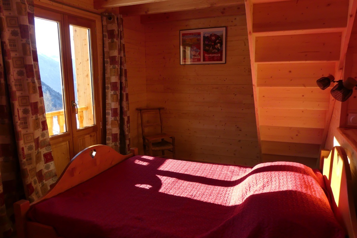 chambre 10.5 m2 coté sud 1 lit 140 communicante par escalier avec mezzanine