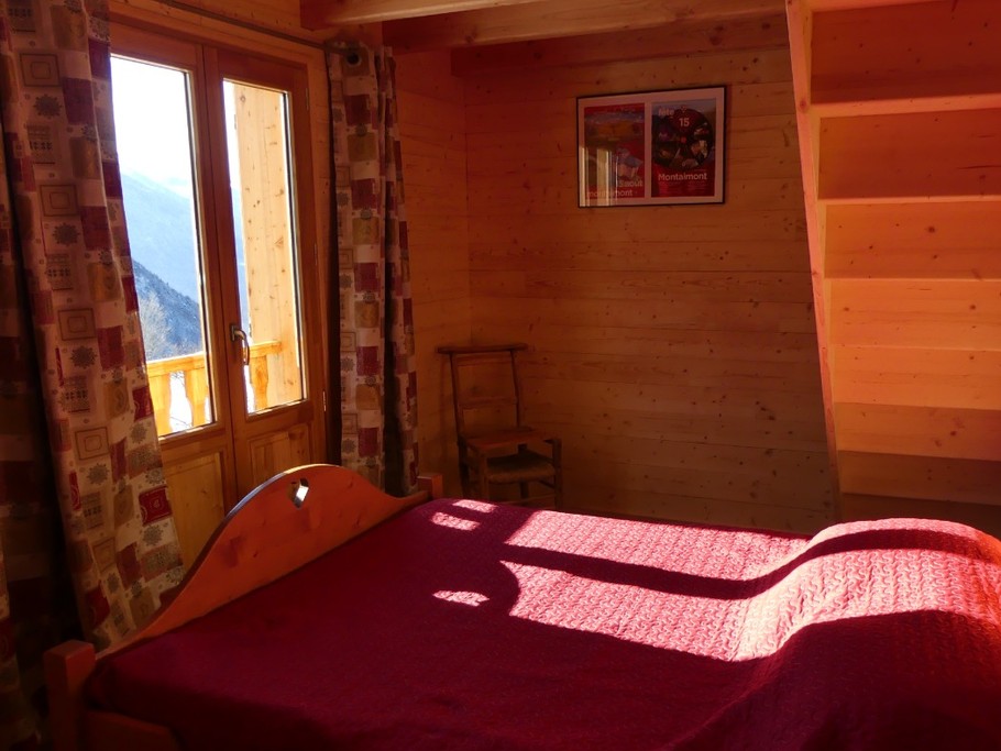 chambre 10.5 m2 coté sud 1 lit 140 communicante par escalier avec mezzanine