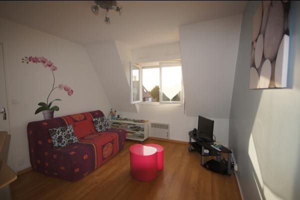 le salon vue depuis la petite entrée location de vacance a 150 de tout commerces et 300 m de la plage