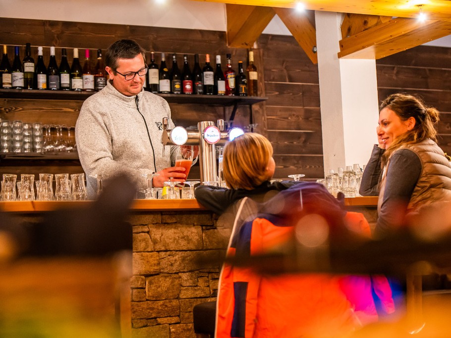 Un vin chaud, un blanc de Savoie, un cappuccino...rendez-vous au Bar!