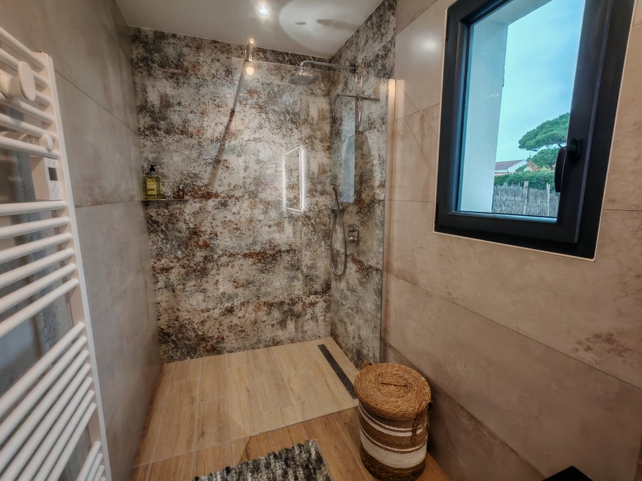 Shower room in master suite