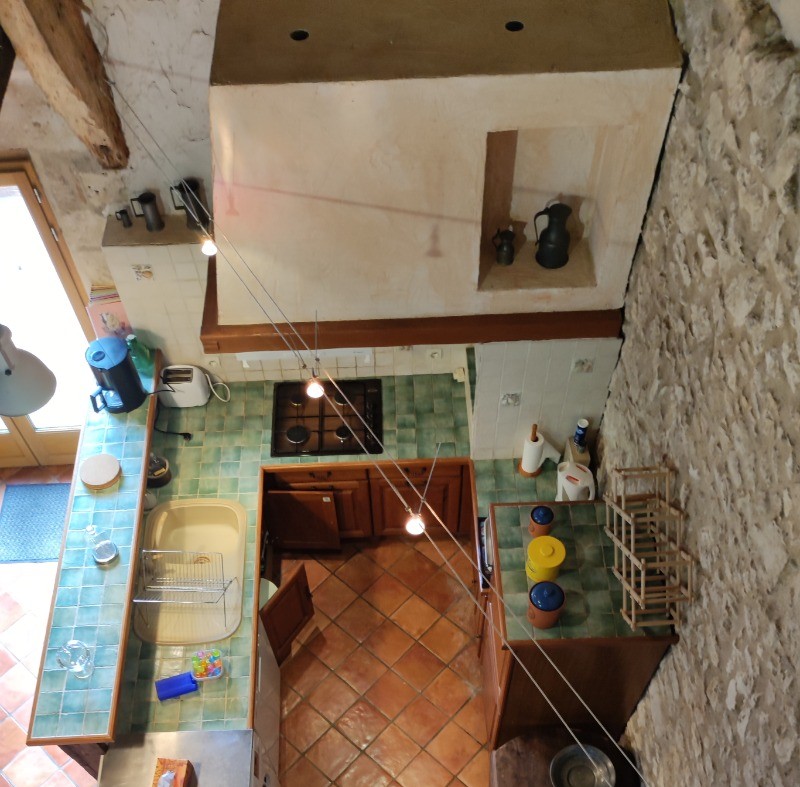 cuisine ouverte équipée vue sur pièce à vivre