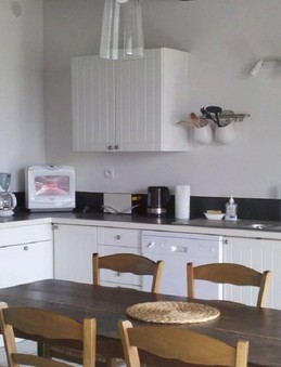 la cuisine équipée et l'espace repas