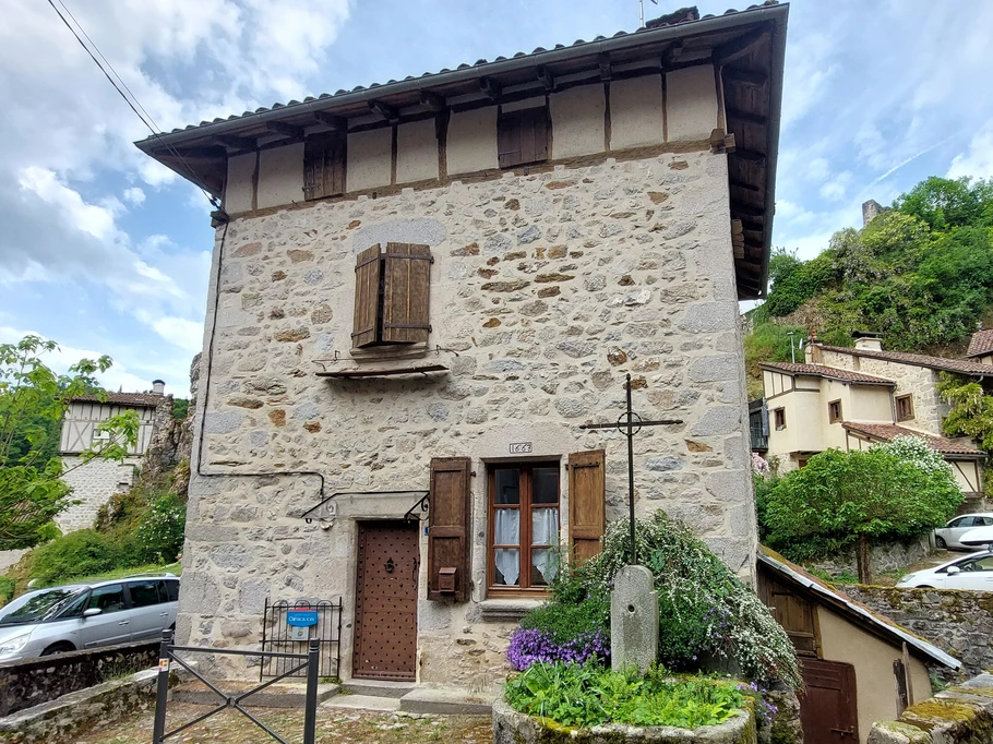 La façade en pierre de la maison