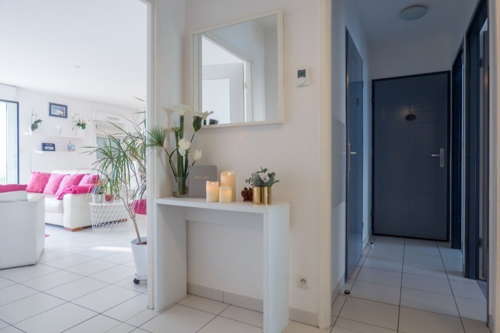 Entrée desservant la pièce de vie à gauche, la chambre à droite, la salle d'eau au fond.