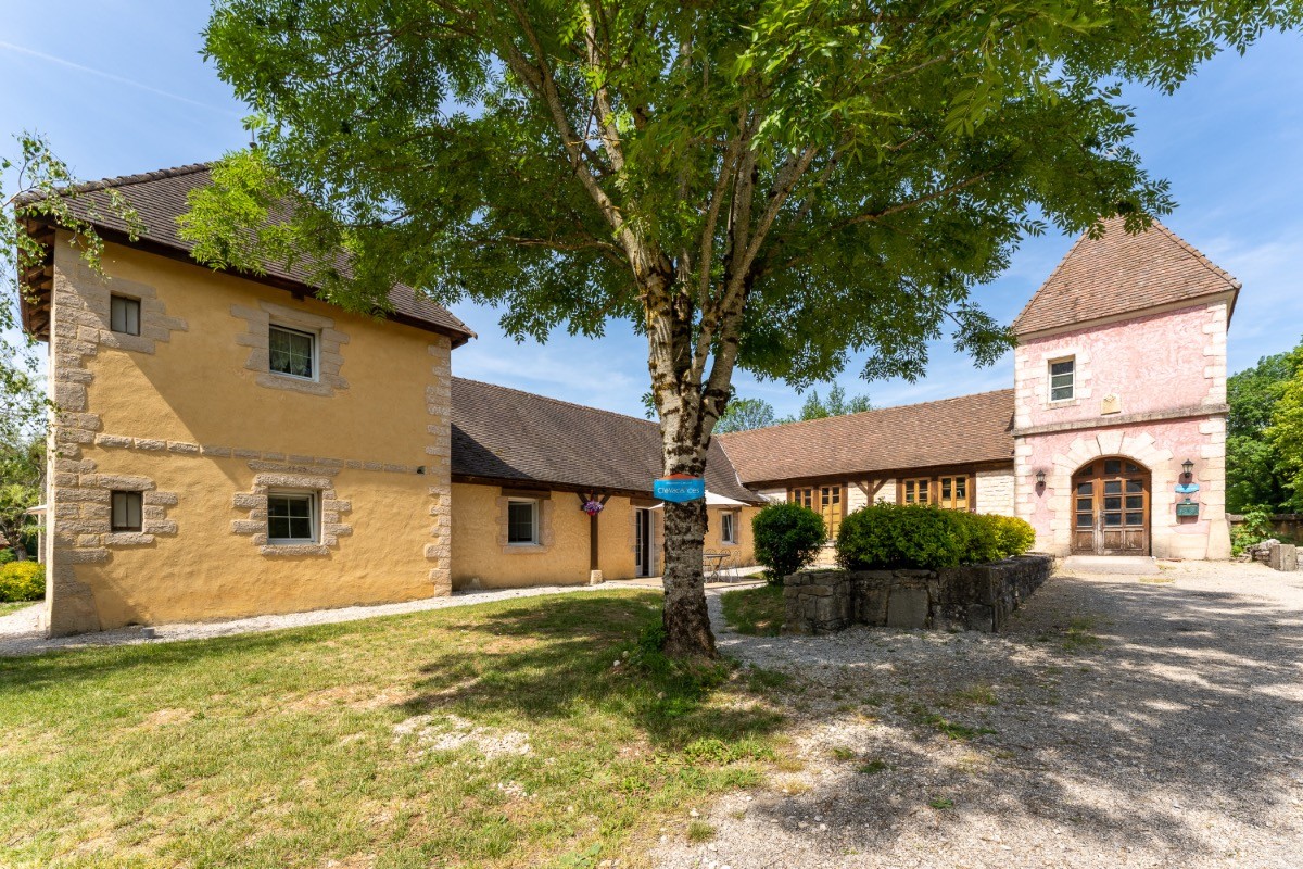 Entrée propriété
Parking privé sur la droite