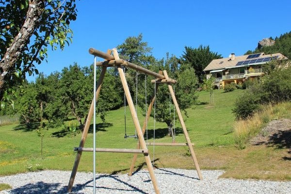 Ancienne ferme entièrement rénovée en matériaux naturels à Savines le Lac vue sur le lac (Hautes-Alpes) - grand parc