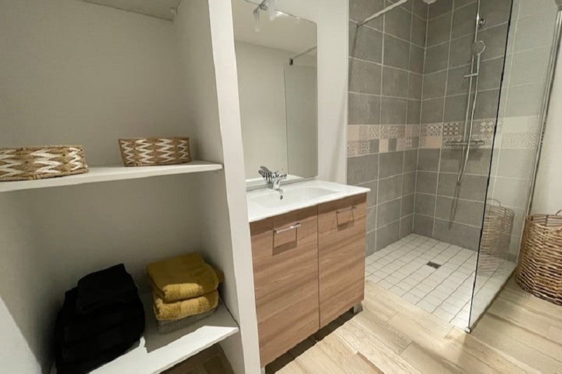 Salle d'eau au rez-de-chaussée, attenante à la chambre 1