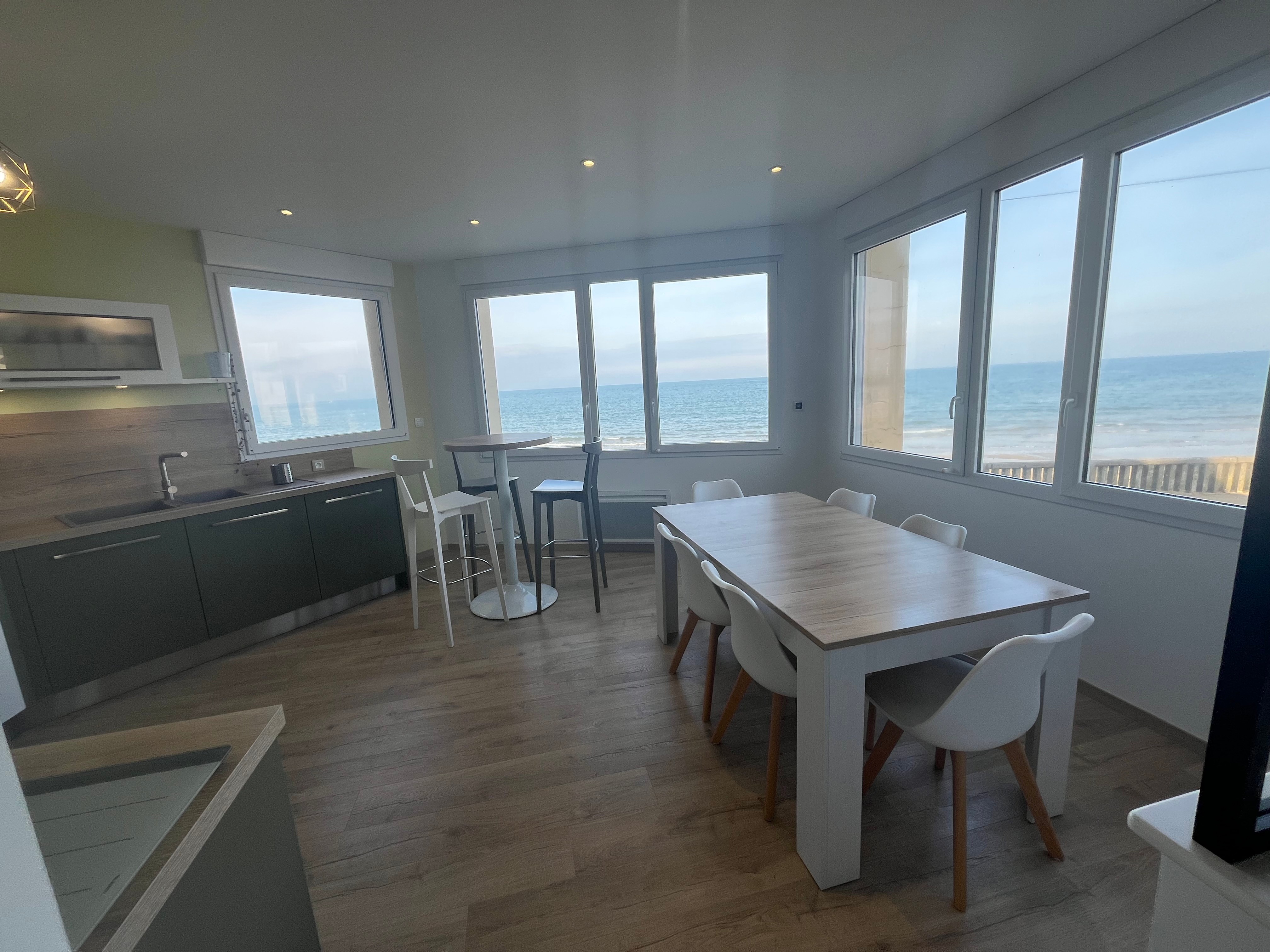 Location de vacances la villa des algues Grancamp maisy vue mer cuisine