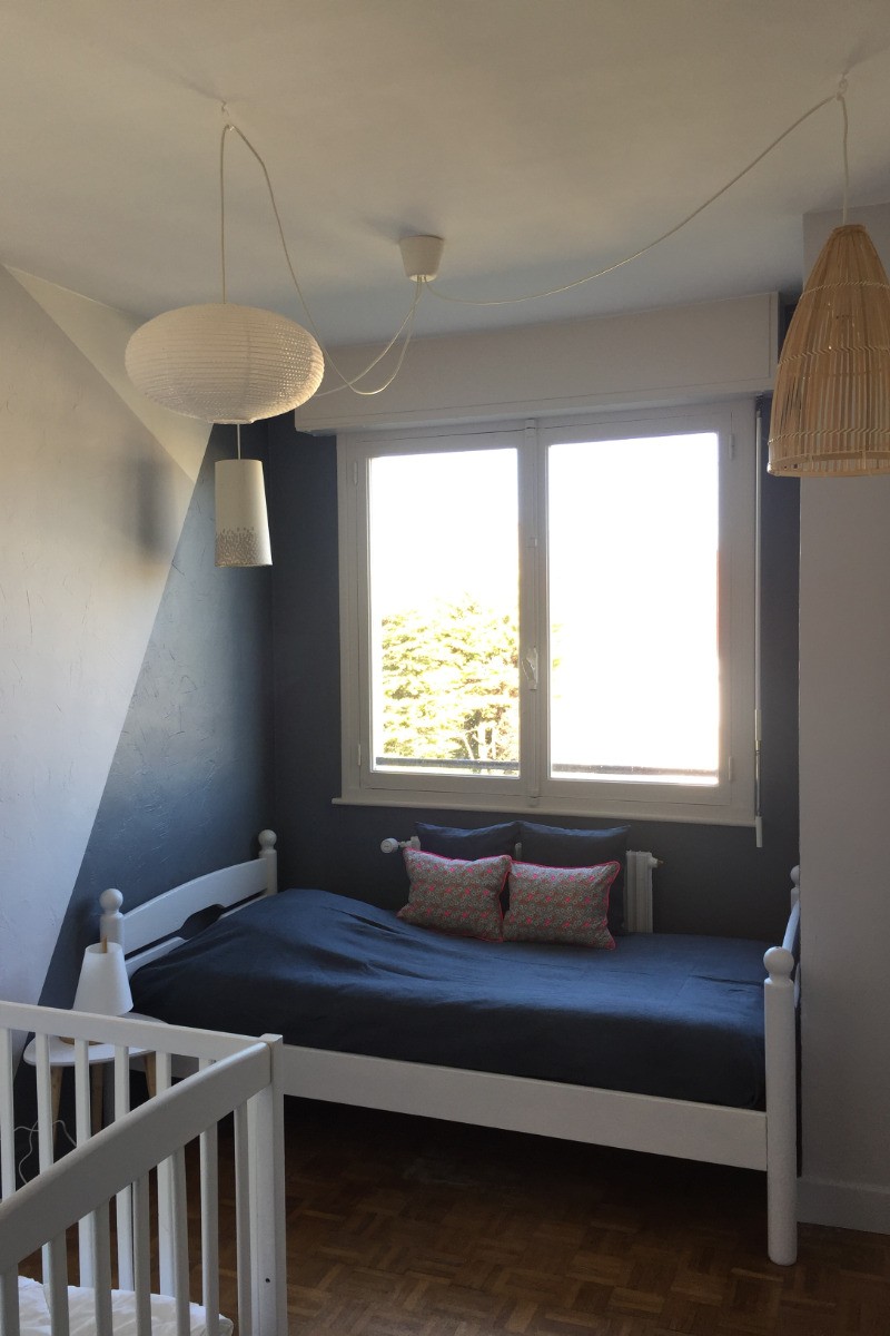 Chambre grise | lit 1 personne et 1 lit bébé