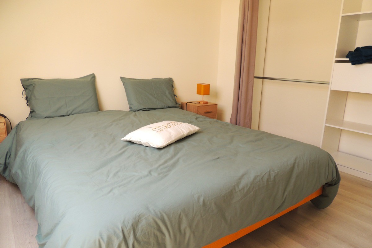 Chambre 2 - 1er étage : 1 lit à 160 *photo avec parure de lit -percale de coton uni- labellisé Made In Green by OEKO-TEX®    
*en option  pour 20€