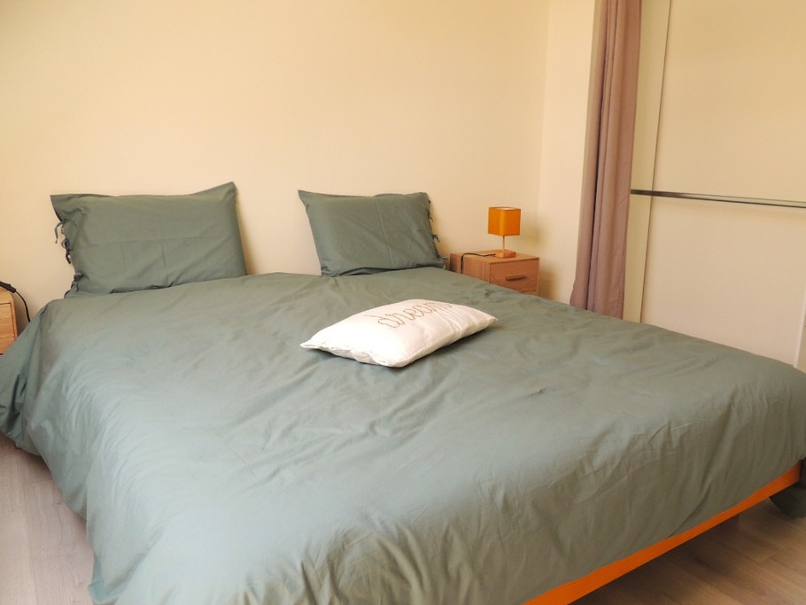 Chambre 2 - 1er étage : 1 lit à 160 *photo avec parure de lit -percale de coton uni- labellisé Made In Green by OEKO-TEX®    
*en option  pour 20€