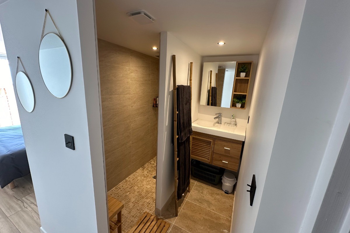 Salle d'eau attenante à la chambre